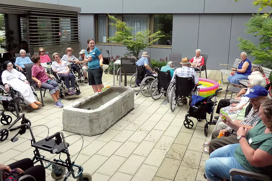 Der spontan durchgeführte Wasserplausch sorgte für ein volles Plätzli.