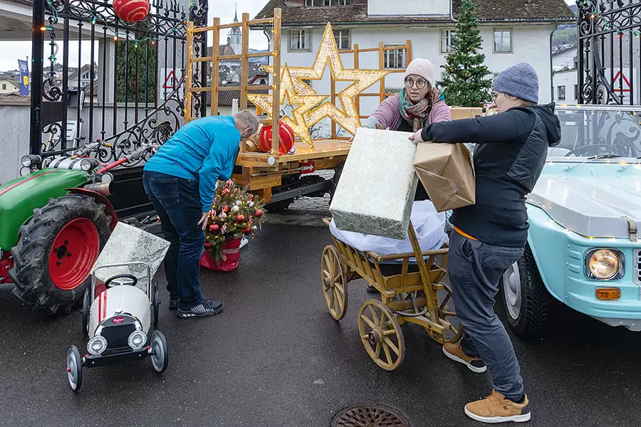 Leiterwagenweise werden von Mitarbeitenden der Aktivierung Deko-Päckli herbeigekarrt.