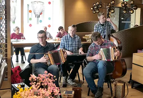 Die Rothenthurmer Formation Schuler-Schuler begeistert die Zuhörerschaft im Restaurant zum Acher.