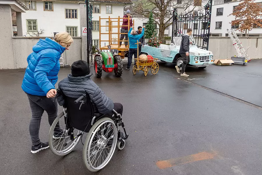 Fachkundige Zaungäste beobachten und diskutieren das Geschehen aus der Nähe.