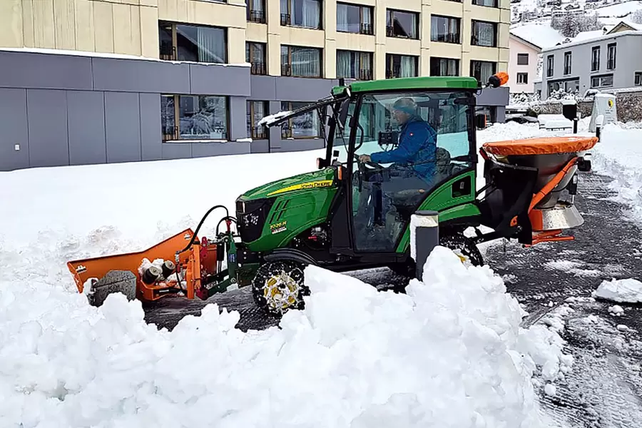 Schneeräumung mit schwerem Gerät.