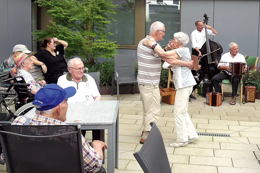 Die Eheleute Bürgler schwingen zu den lüpfigen Melodien der Huusmusig Bürgler das Tanzbein.