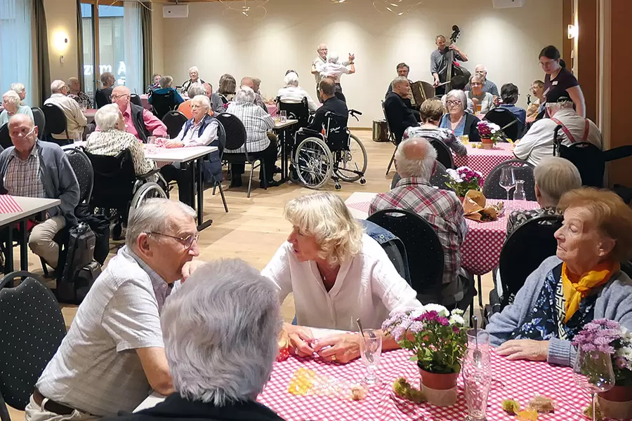 Gemütliche Stimmung an der Indoor-Acherhof-Chilbi.