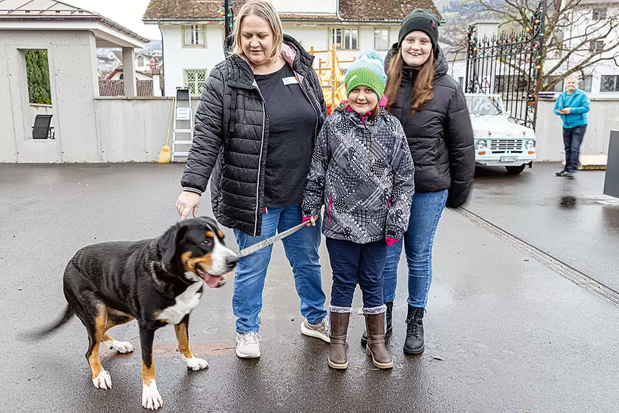 Aktivierungs-Mitarbeiterin Marianne Stalder und ihre Töchter üben mit Familienhündin Easy: «Sitz!»