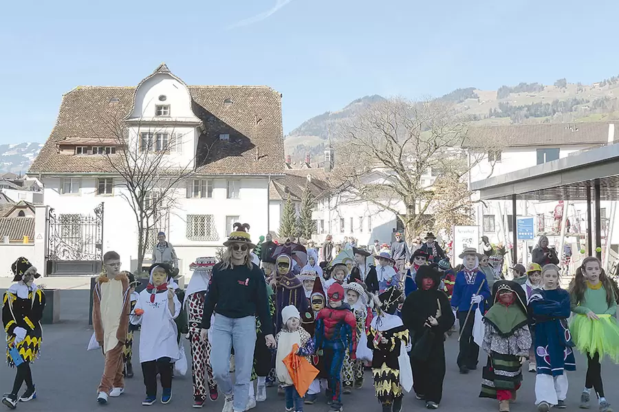 Die Kinderrot der Schwyzer Nüssler kommt auf der Acherhof-Piazza an.