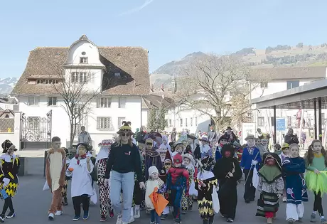 Die Kinderrot der Schwyzer Nüssler kommt auf der Acherhof-Piazza an.