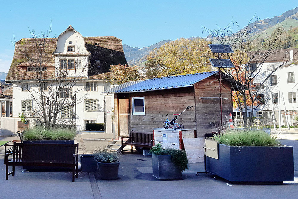 Der Quartierwagen ist im Sommer ein Treffpunkt im Acherhof in Schwyz. Bild: PD