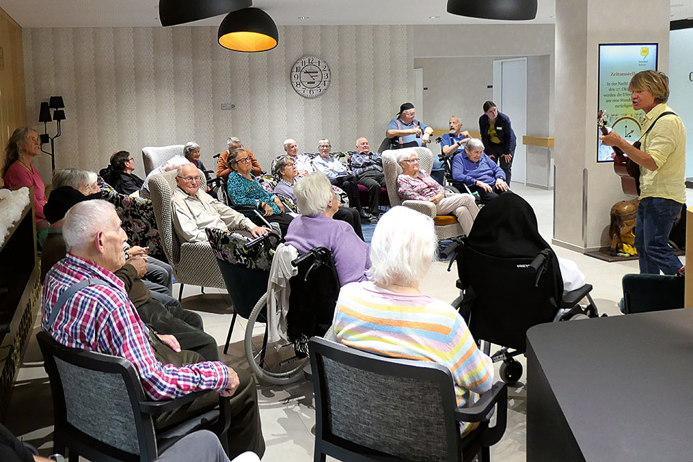 Christoph Schön begeistert mit bekannten Liedern in der Lobby.