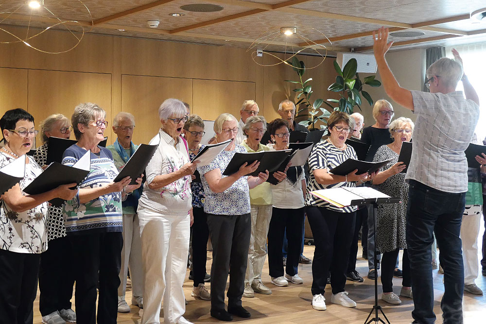 Die singenden Seniorinnen und Senioren leisten ganze Gesangsarbeit.