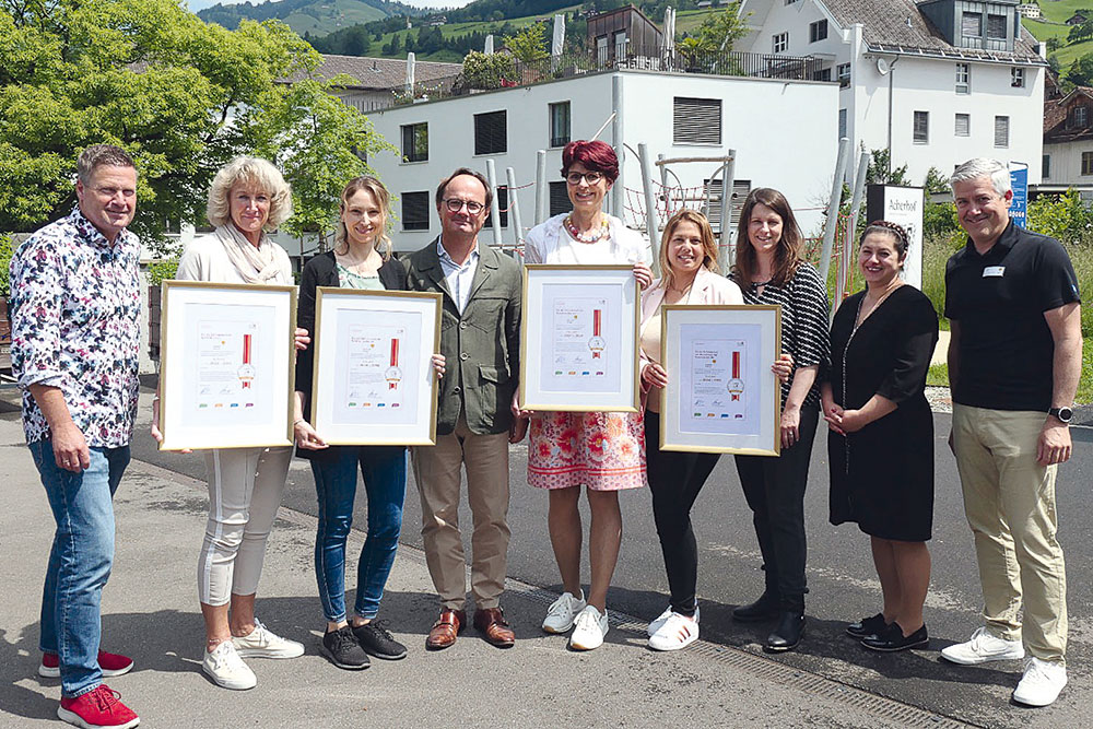 (v. l. n. r.) Thomas Elias (terzStiftung), Heidi Nideröst (Leitung Pflege und Betreuung), Karin Gehrig (Verantwortliche  HR), Felix Lienert (Geschäftsführer Stiftung Acherhof), Maria Pürro (Leitung Hauswirtschaft), Samira Bhardwaj (Leitung Verwaltung / Finanzen), Tanja Suter (Leitung Geschäftsbereich Liegenschaften), Susanna Haziri (Co-Leitung Geschäftsbereich Gastronomie) und Lukas Gisler (Leitung Geschäftsbereich Alterszentrum).